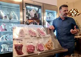 Yeray Bolaños, presentando las carnes en su restaurante.