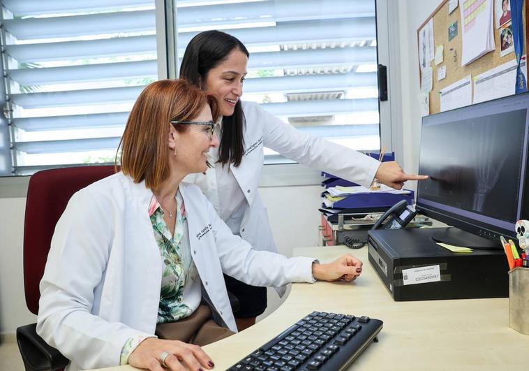 Las dos médicas antropólogas Diana García –en primer término– y Anahí Domínguez.