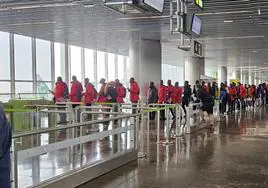 Imagen de un grupo de migrantes en el aeropuerto de Gran Canaria derivados a la península.