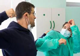 Imagen de una simulación de una pelea entre un paciente y una enfermera.