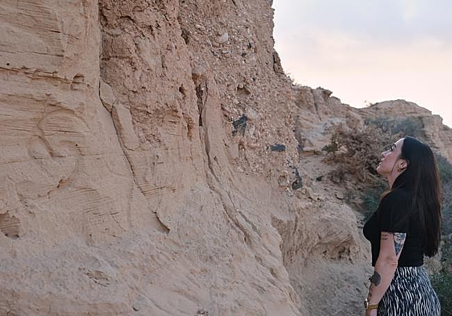 Con un graffiti en forma de ola o de corazón, según como se mire, sobre las paleodunas.