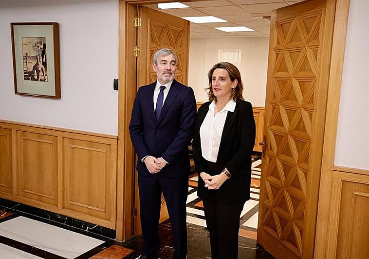 El presidente del Gobierno de Canarias, Fernando Clavijo y la ministra de Transición Ecológica, Teresa Ribera.