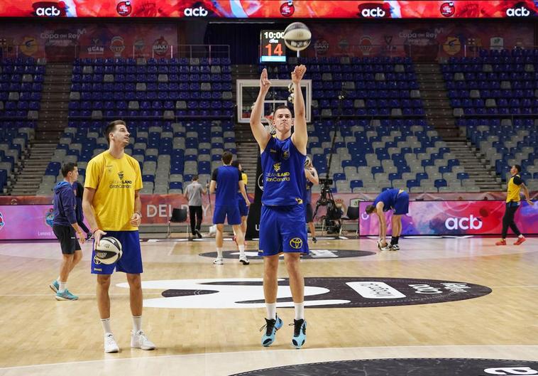 Miquel Salvó lanza en el entrenamiento matinal en el Carpena.