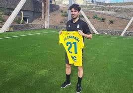 El nuevo jugador de la UD Las Palmas, José Campaña con su camiseta.