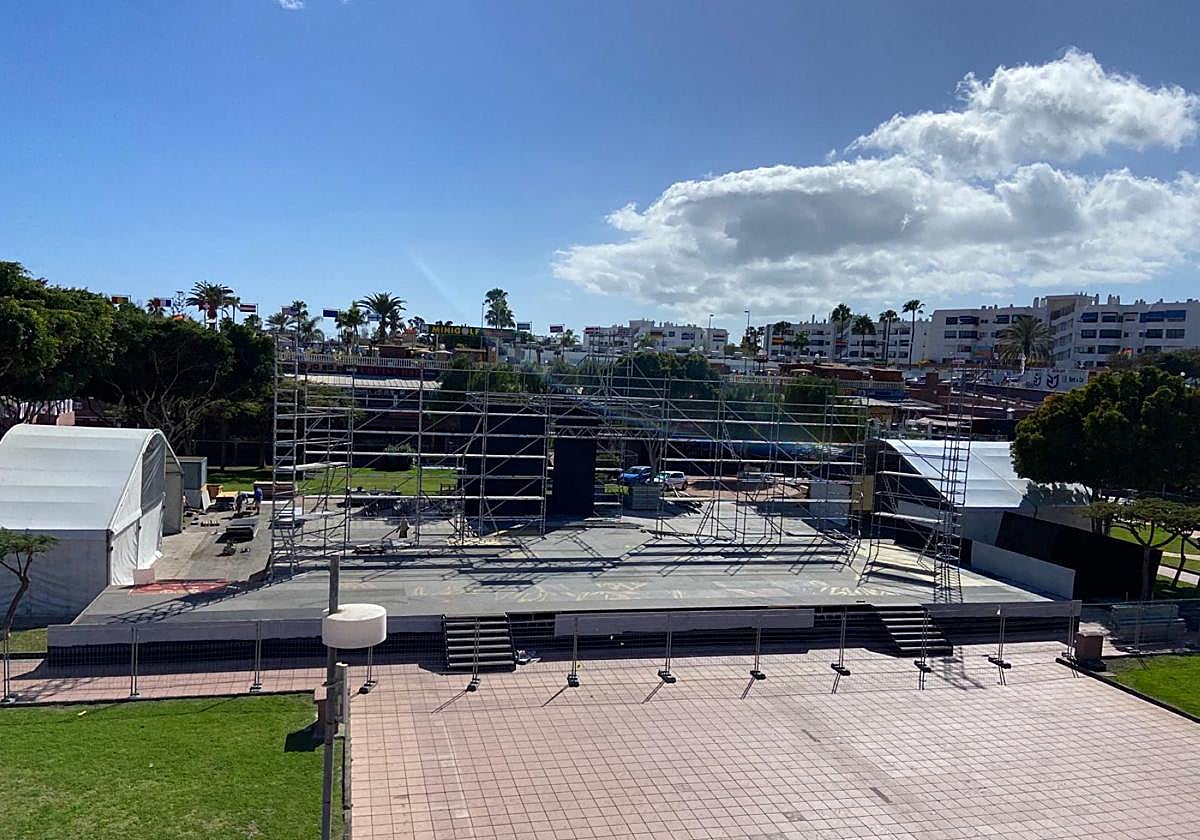 En la imagen, estado actual de las tareas de montaje del escenario del carnaval de Maspalomas.