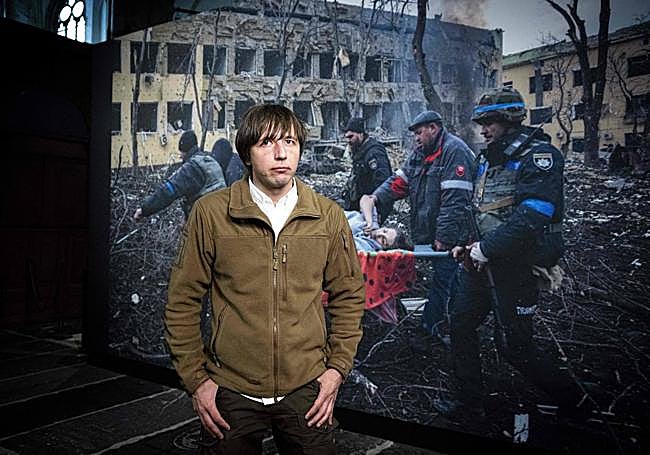 Maloletka, ante su premitada fotografía.