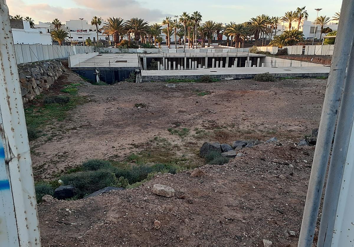 Infraestructura sin concluir de la orden franciscana Cruz Blanca en el barrio de Altavista.