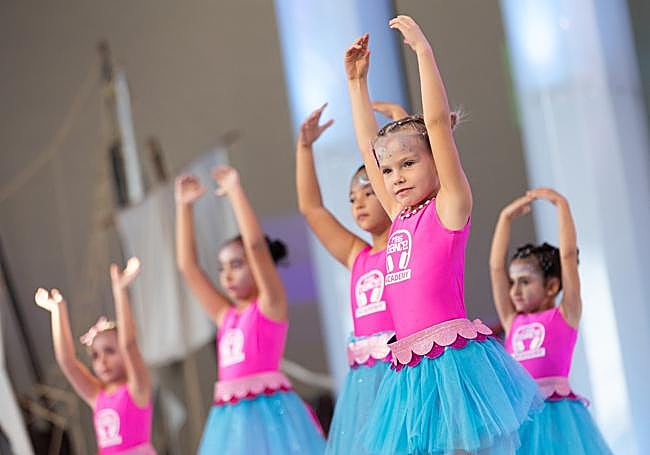 Bailarinas con brazos en alto.