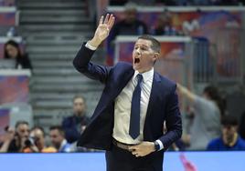 Jaka Lakovic da indicaciones a los suyos durante el partido ante el Valencia Basket.