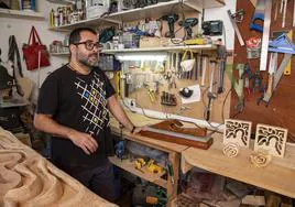 El artista Óliver Sánchez Acosta es feliz en su taller.