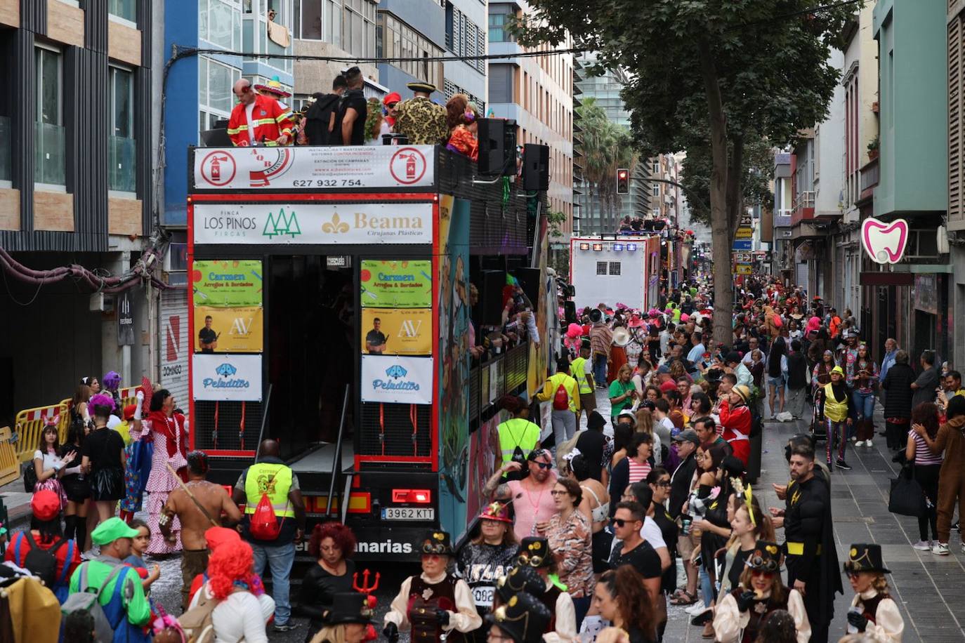 Las mascaritas se lucen recorriendo las calles de la capital grancanaria