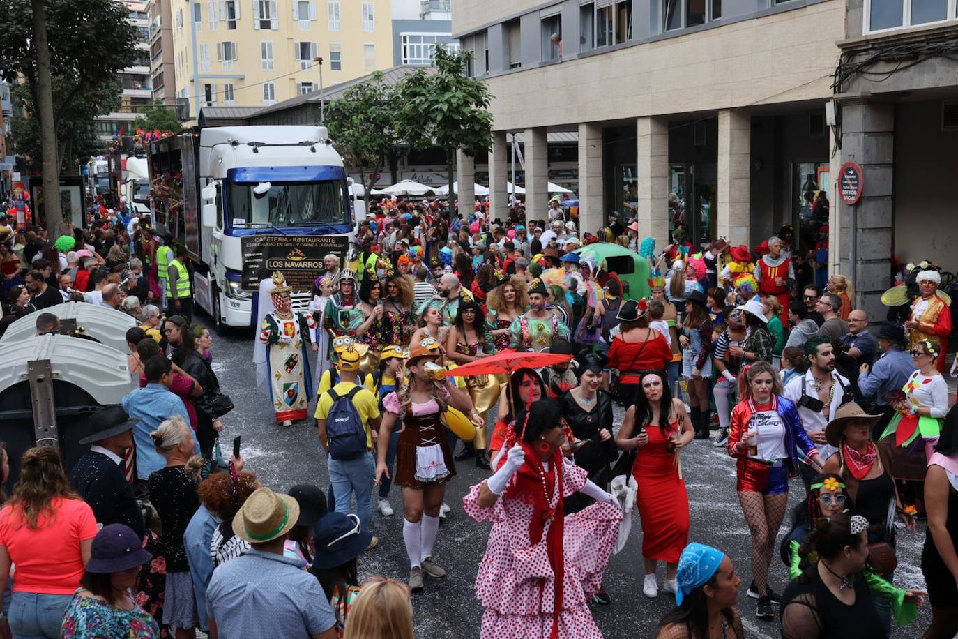 Las mascaritas se lucen recorriendo las calles de la capital grancanaria