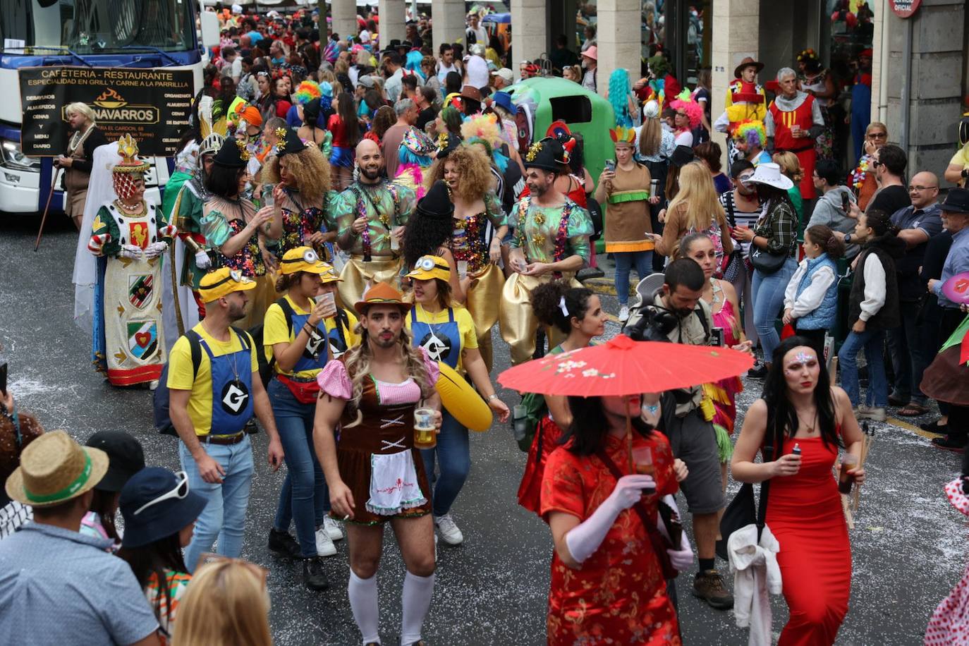 Las mascaritas se lucen recorriendo las calles de la capital grancanaria