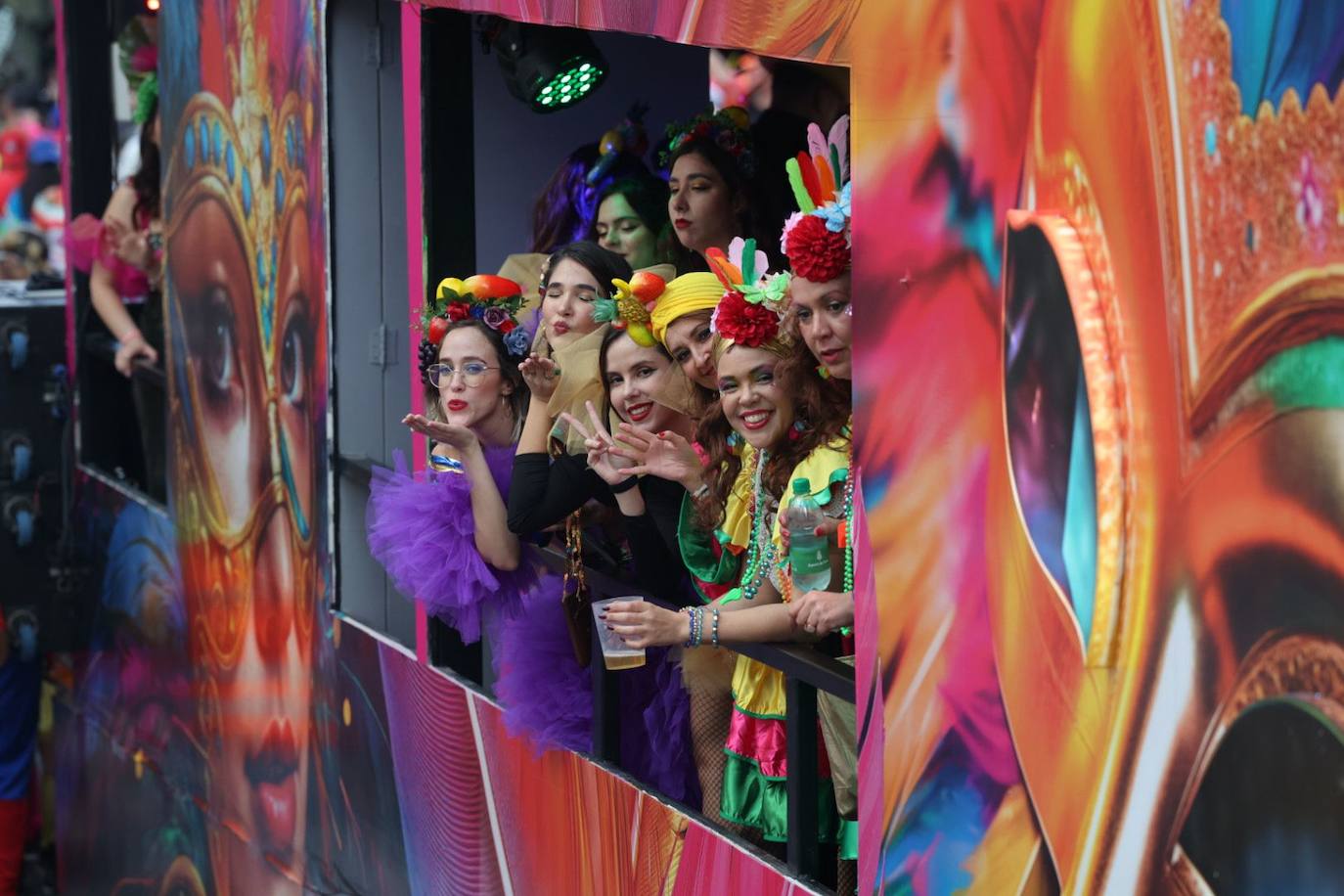 Las mascaritas se lucen recorriendo las calles de la capital grancanaria