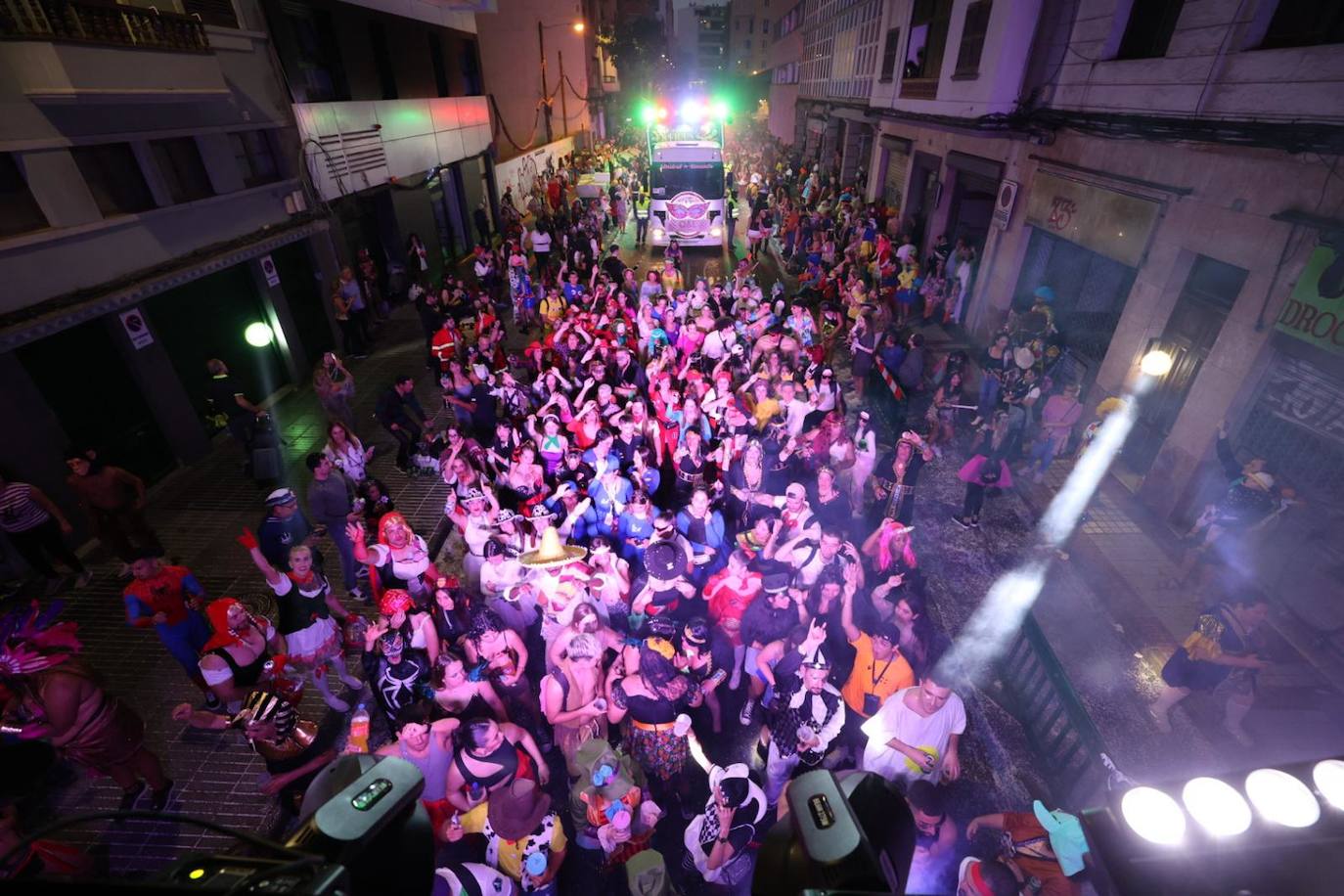 Las mascaritas se lucen recorriendo las calles de la capital grancanaria