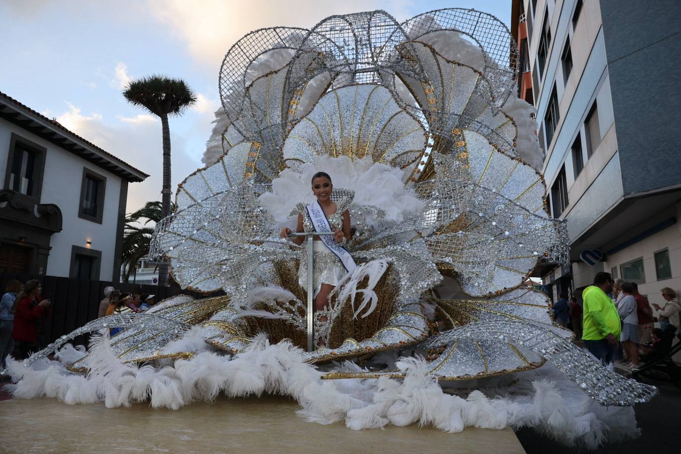 Las mascaritas se lucen recorriendo las calles de la capital grancanaria