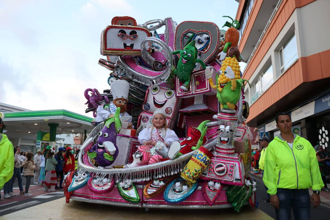 Las mascaritas se lucen recorriendo las calles de la capital grancanaria