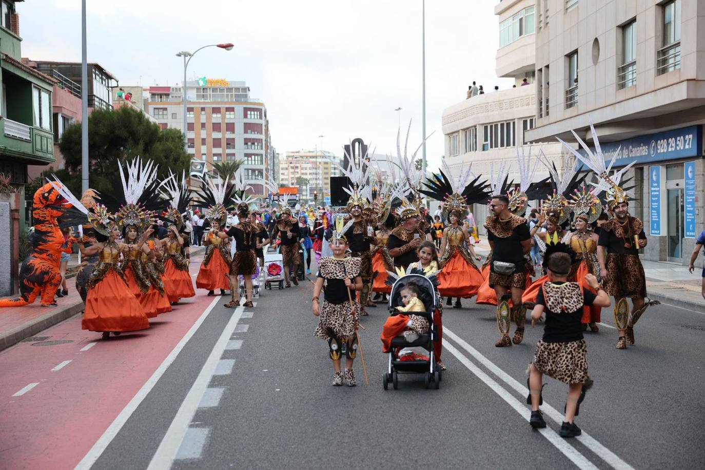 Las mascaritas se lucen recorriendo las calles de la capital grancanaria