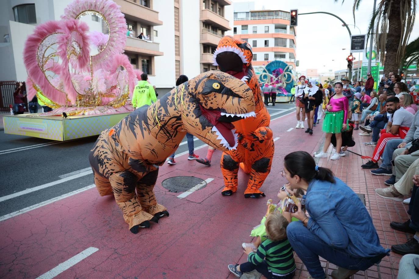 Las mascaritas se lucen recorriendo las calles de la capital grancanaria