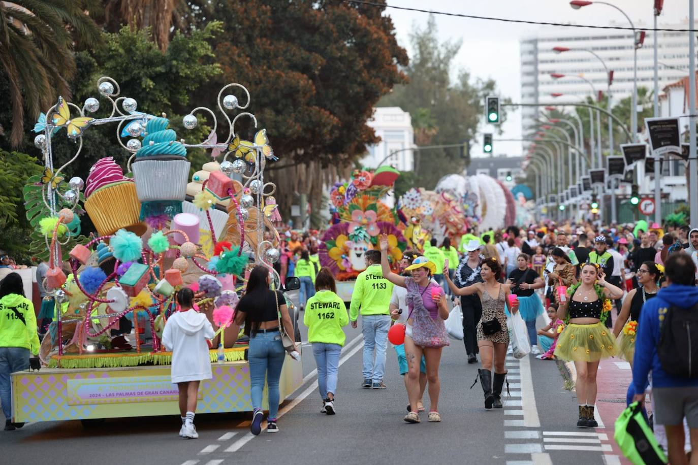 Las mascaritas se lucen recorriendo las calles de la capital grancanaria