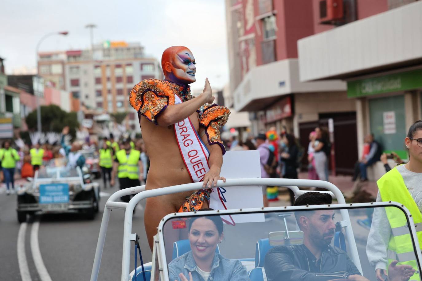 Las mascaritas se lucen recorriendo las calles de la capital grancanaria