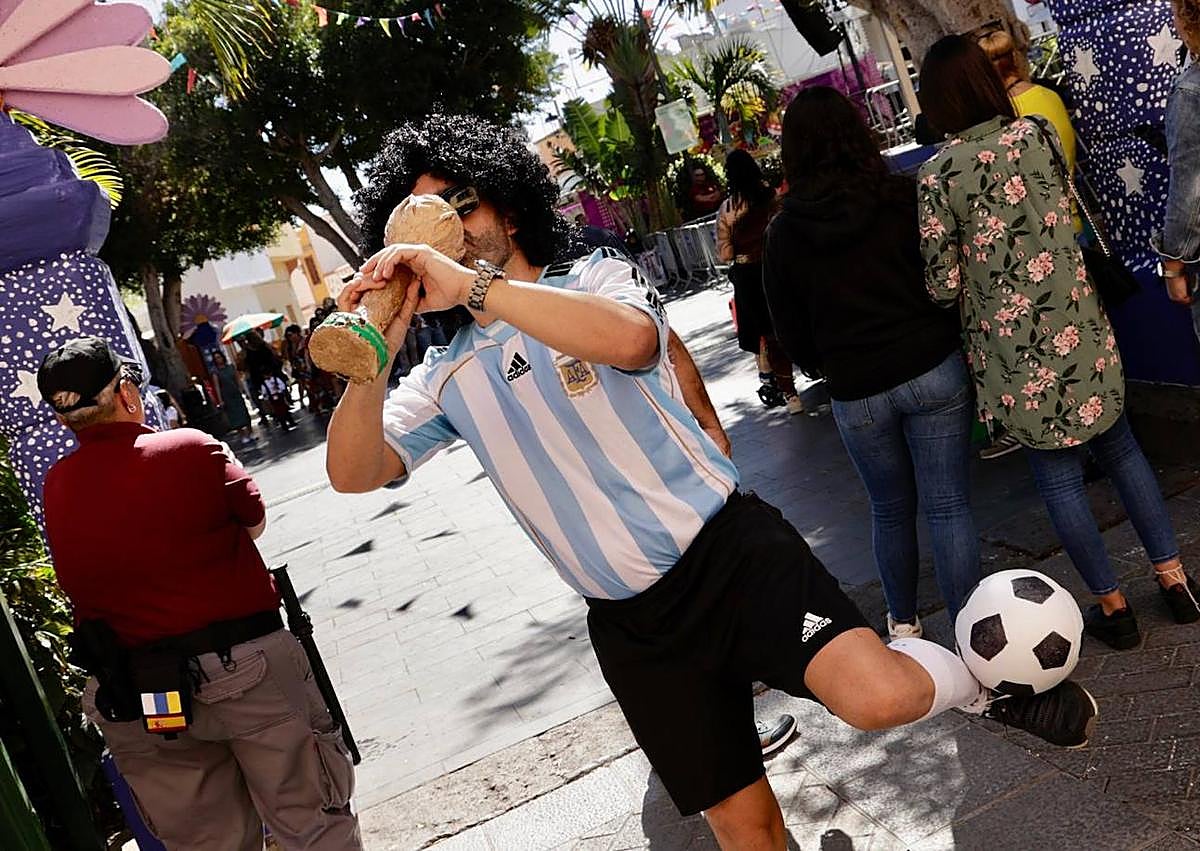 Imagen secundaria 1 - Más imágenes de la cita carnavalera.