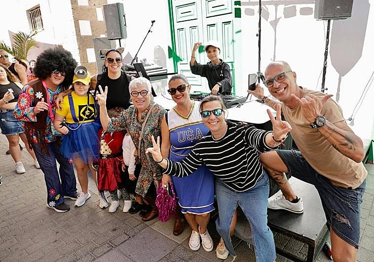 El carnaval de día en Agüimes acogió un enorme abanico de actividades con las que disfrutaron sus asistentes.