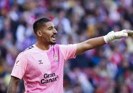 Valles da indicaciones a sus compañeros, durante el partido ante el Atlético de Madrid.