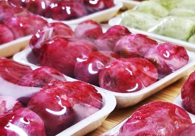 Bandejas de tunos pelados, colorados y blancos, que vende Alejandro Dominguez.