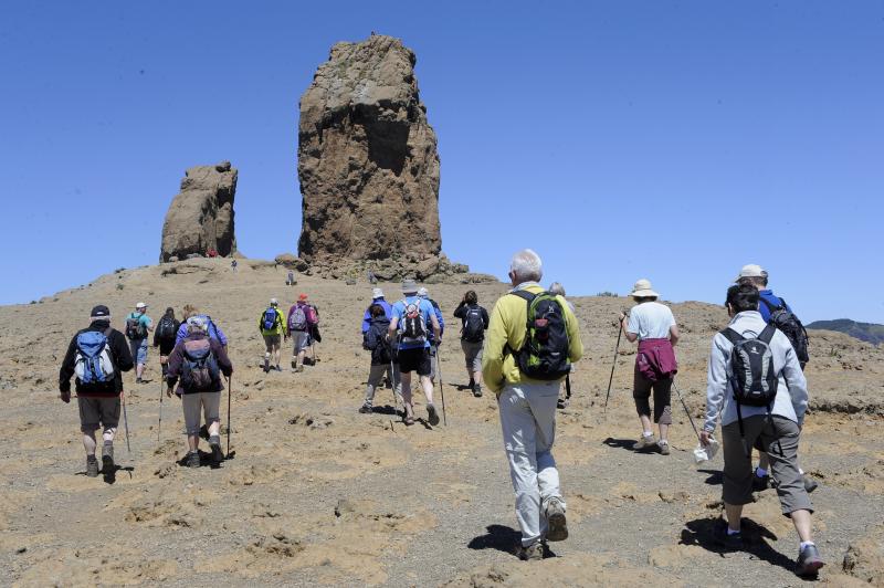 Imagen de archivo de un grupo de excursionistas en el Roque Nublo.