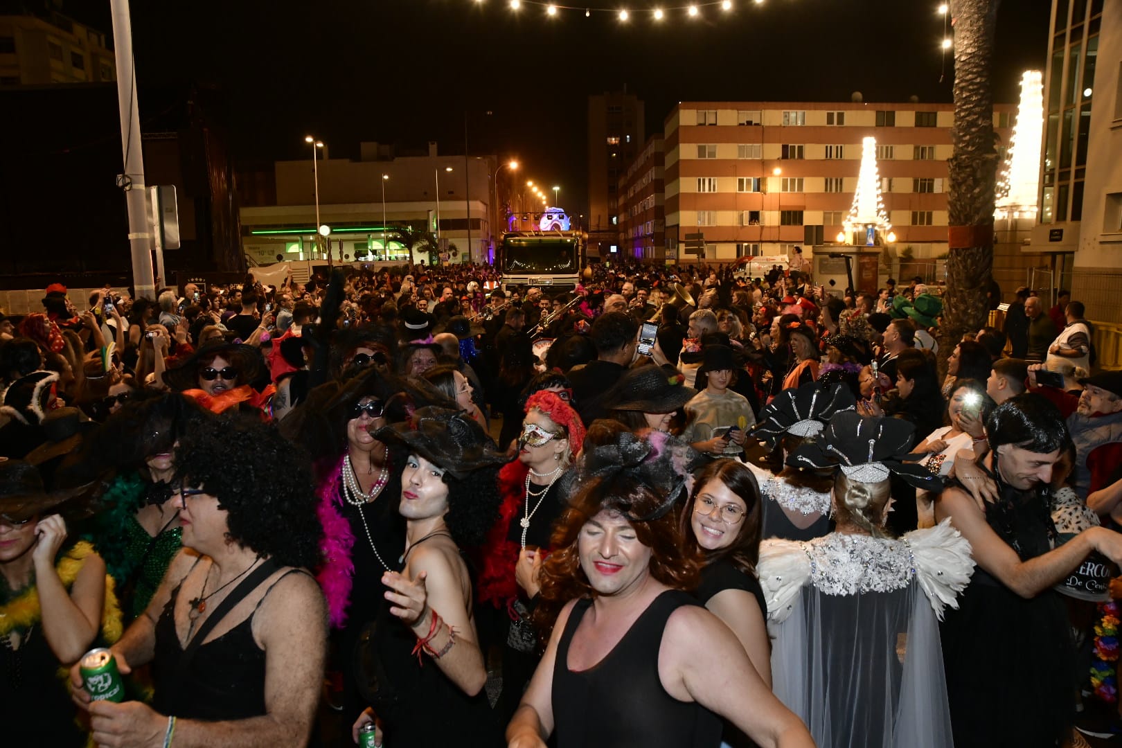 El entierro de la sardina cierra el carnaval de Las Palmas de Gran Canaria