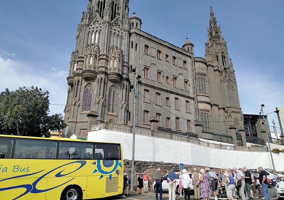 Imagen principal - Miriam Cárdenes, técnico municipal; Pino Ramírez y Carla Villegas, en prácticas, en la Oficina de Turismo.