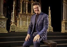 El tenor Piotr Beczala, en el escenario del Teatro Pérez Galdós con la escenografía del primer acto de 'Tosca' a su espalda.