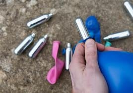 Las autoridades alertan por el consumo del gas de la risa, la droga barata de moda.