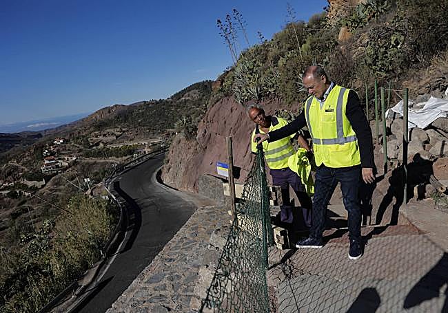 El consejero insular de Obras Públicas supervisando la ejecución de los trabajos.
