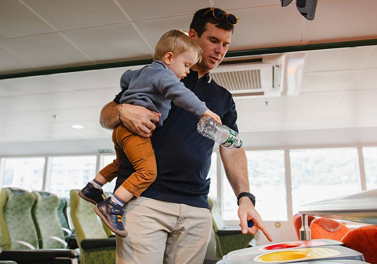 Pasajeros reciclando a bordo.