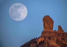 Luna llena junto al Roque Nublo.