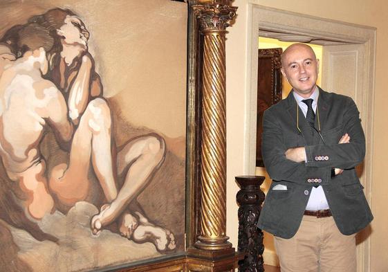 Foto de archivo, de cuando el museo estaba abierto. Su director, Daniel Montesdeoca, posó junto a uno de los cuadros.