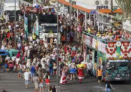 Carrozas en plena cabalgata del carnaval de Maspalomas en su edición de 2022.