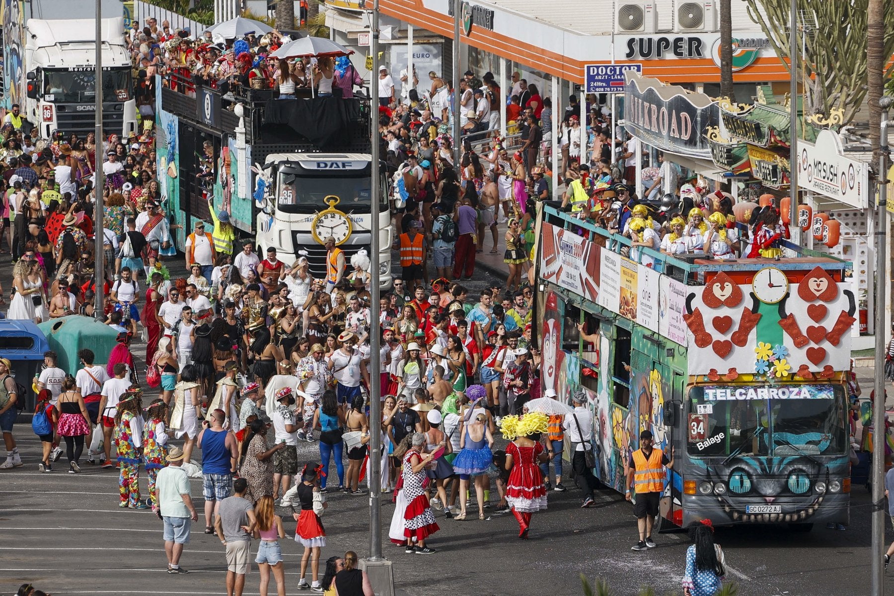 Carrozas en plena cabalgata del carnaval de Maspalomas en su edición de 2022.