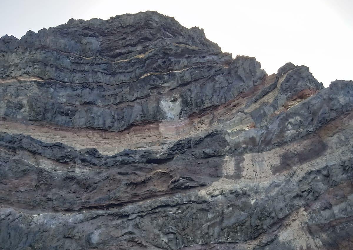 Imagen secundaria 1 - El derrumbe en la playa de La Aldea queda en que «fue más ruido que otra cosa»