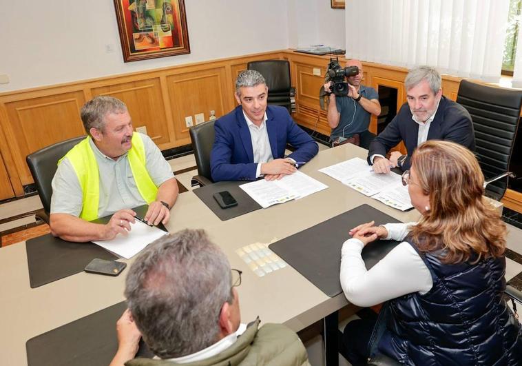 Agricultores y ganaderos se reúnen con el presidente canario, Fernando Clavijo, y el consejero Narvay Quintero en esta jornada de protestas.