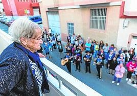 Colectivos del barrio de Piletas sorprendieron a Florencia en el día de su 100 cumpleaños y le llevaron mariachis a la puerta de su casa.