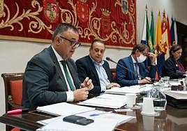 El director del Servicio Canario de la Salud, Conrado Domínguez (i) y el consejero de Sanidad del Gobierno de Canarias, Blas Trujillo, en una comisión de Sanidad para hablar sobre la compra de mascarillas a la empresa RR7 United SL durante la pandemia por Covid19.