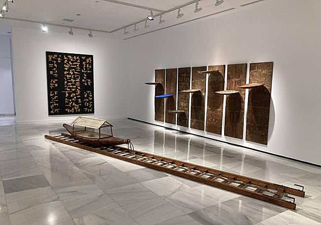 En primer término, 'Cuando el mundo se hace plano', de Marcos Lora Read.