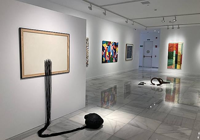 En primer término, 'Profase amorfológica', de la serie amorfas (2010), de la artista tinerfeña Julia María Martín.