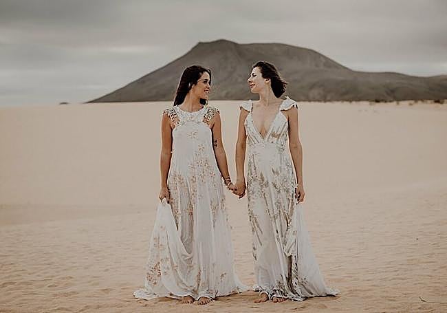Boda en 2020 en el Parque Natural de las Dunas de Corralejo, con Montaña Roja al fondo.