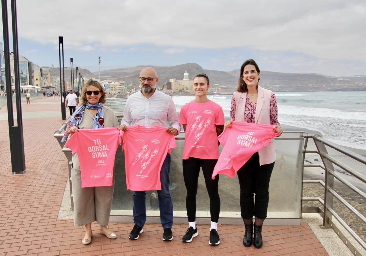 Aridany Romero presenta la camiseta de la Carrera de La Mujer Central Lechera Asturiana.