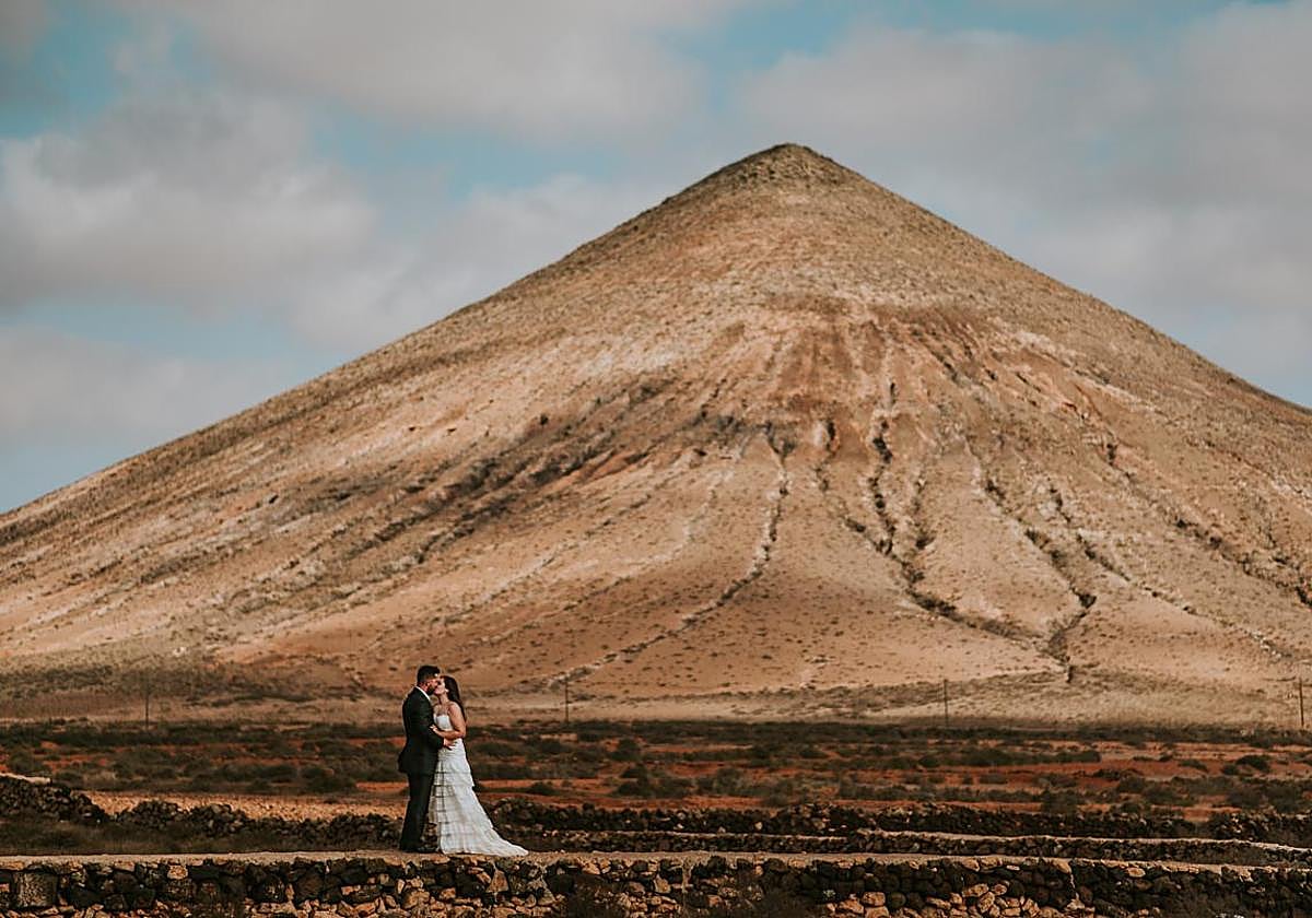 Postboda en un paisaje interior de La Oliva.