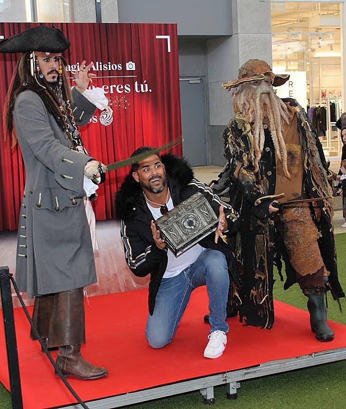 Imagen secundaria 2 - ¡Captura momentos inolvidables con tus personajes favoritos en el FotoMagic de Alisios!